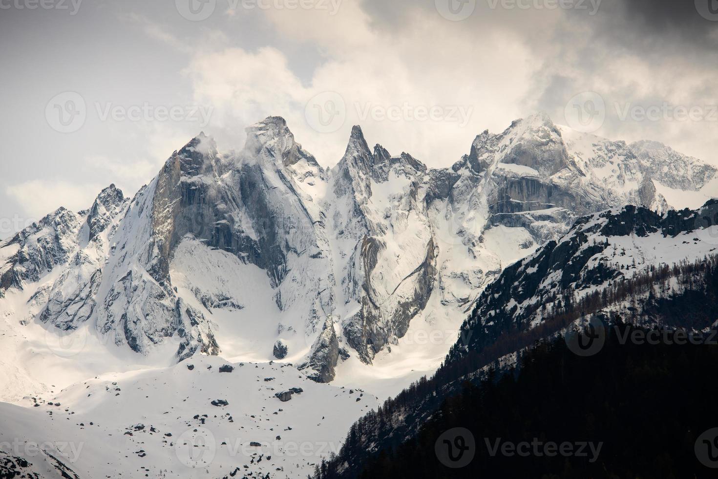 paisagem de alta montanha para impressão de móveis foto