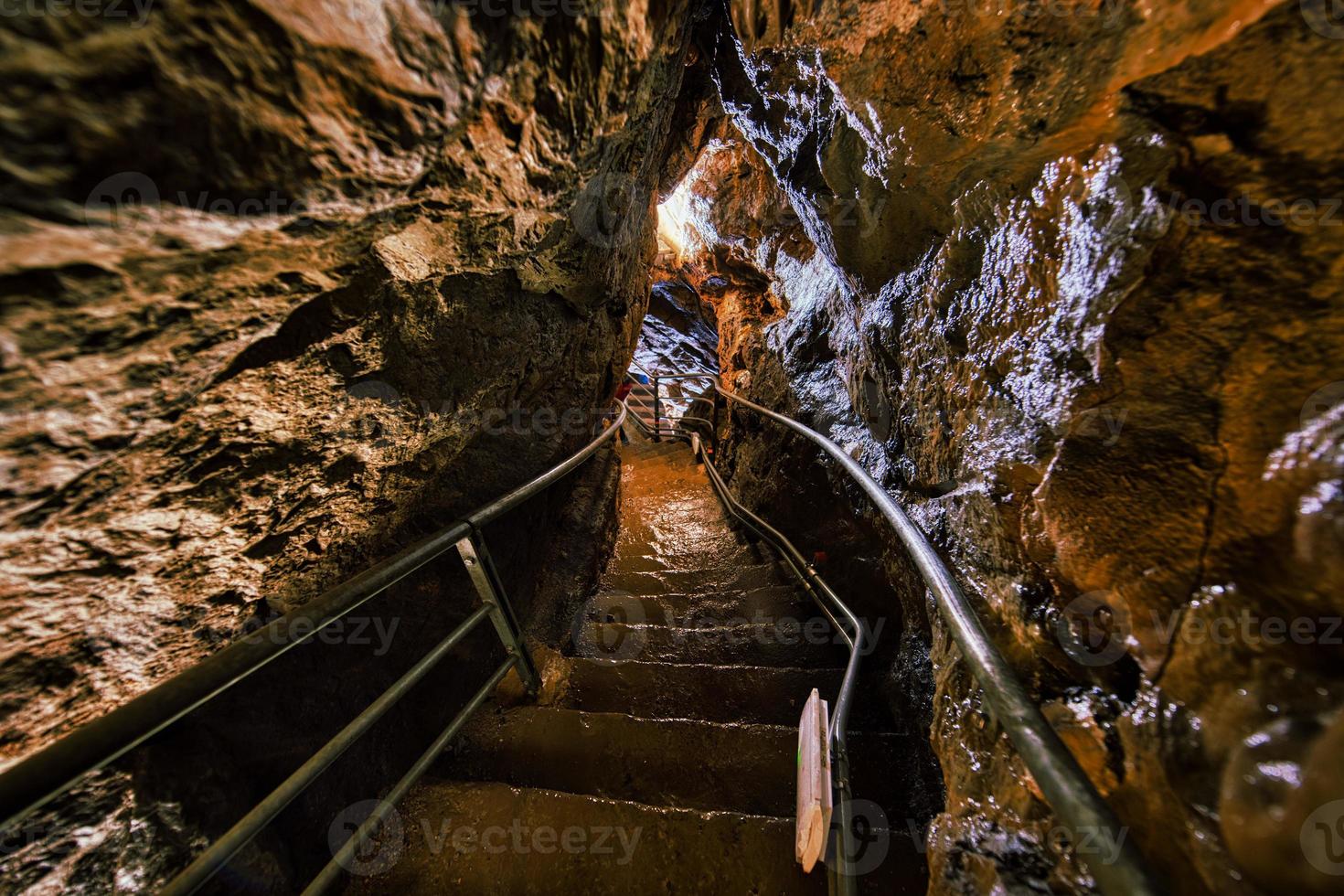 visitas espeleológicas em cavernas de calcário no sopé da Itália foto