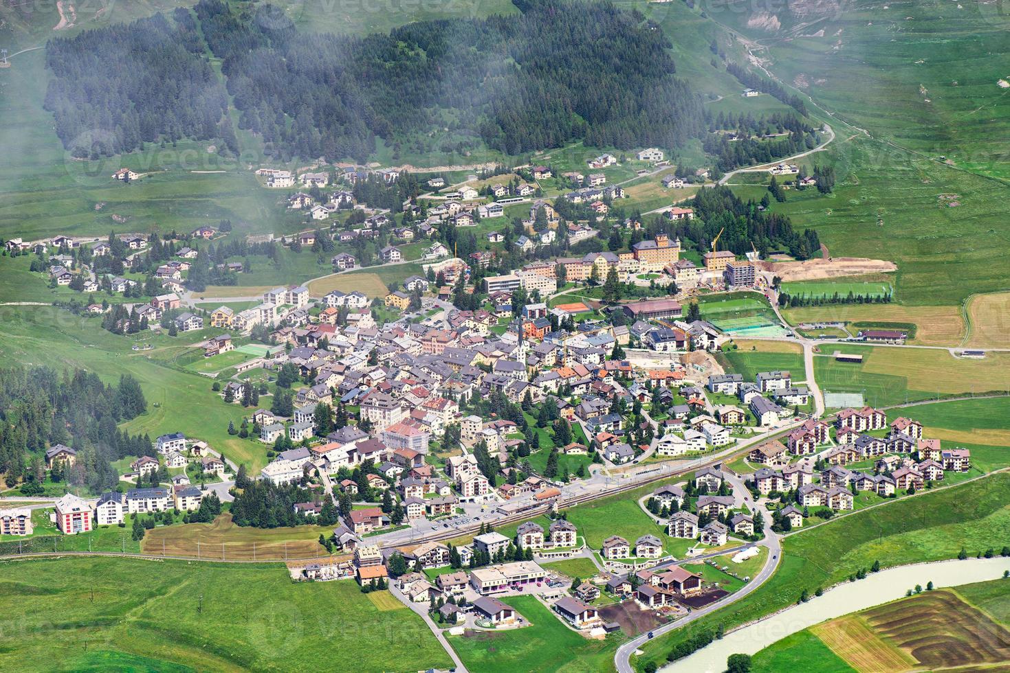 vila de zuoz no vale de engadine suíça foto