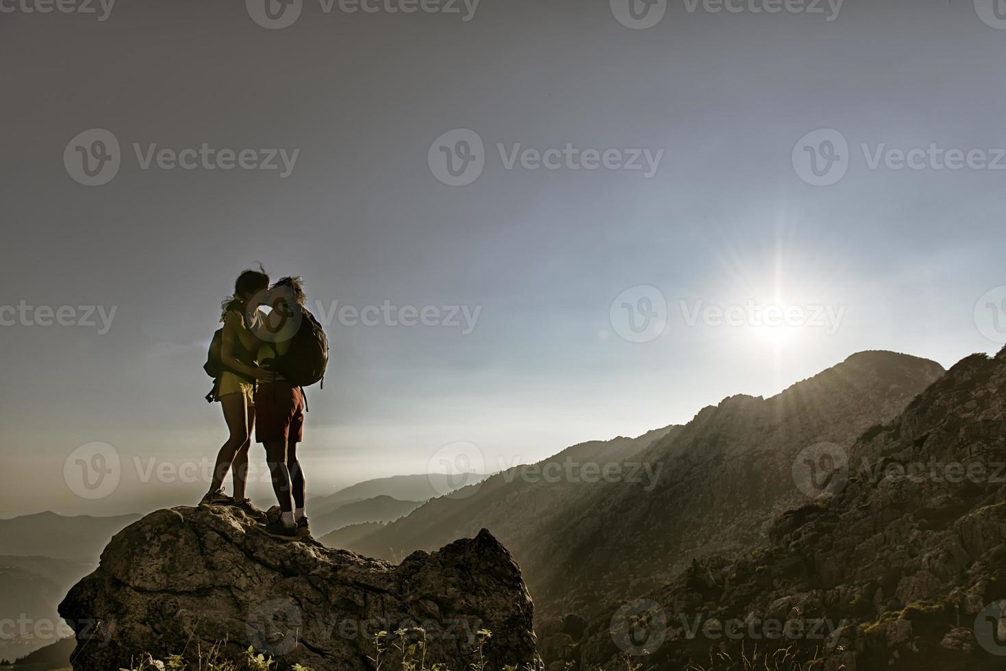alpinistas beijam o cume foto