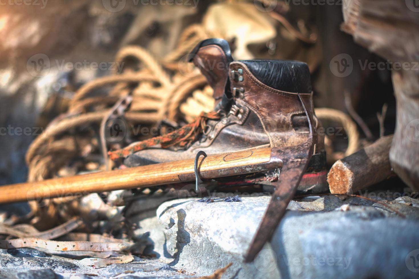 machado de gelo e botas e corda de montanhismo vintage foto