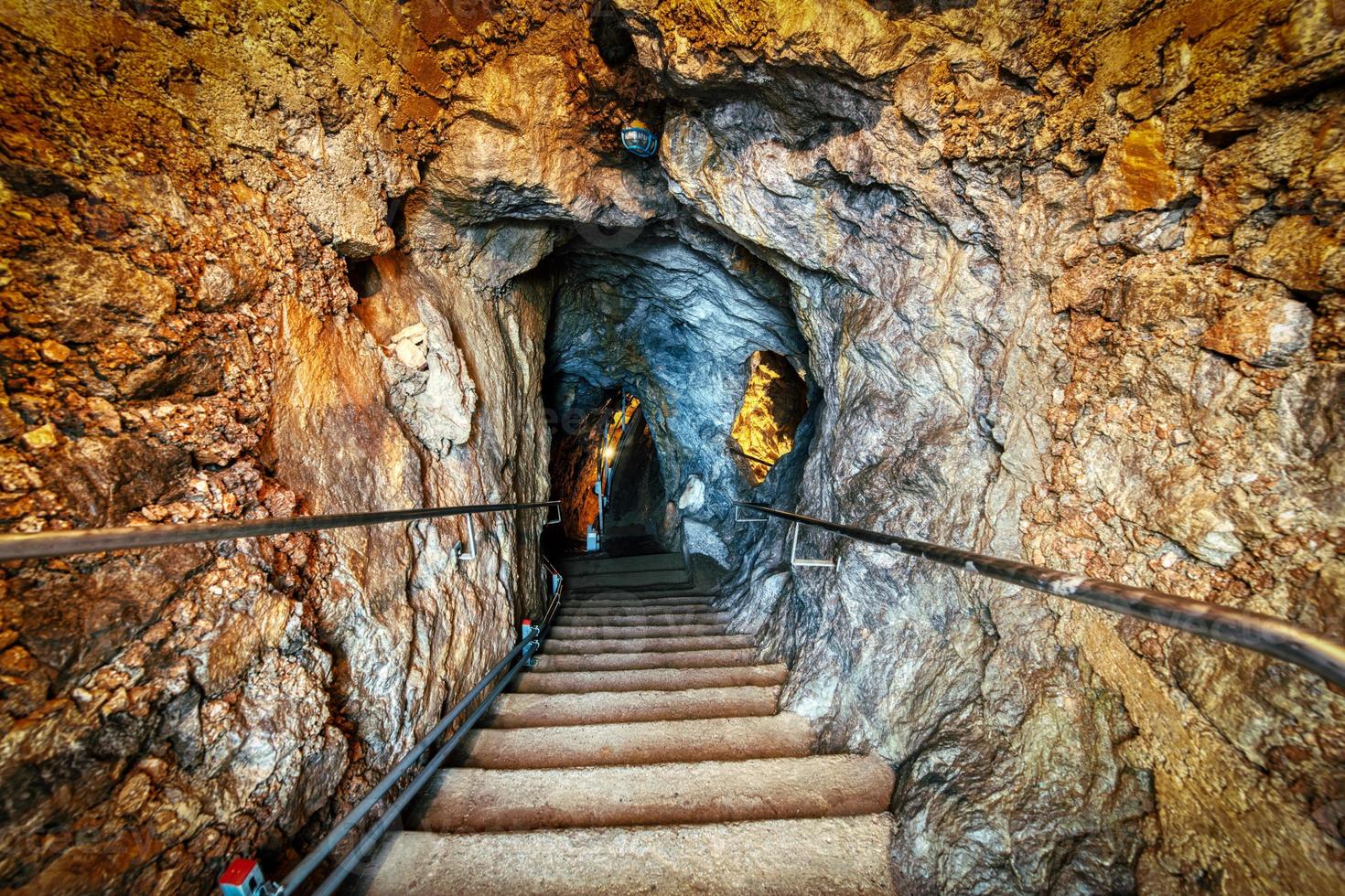 cavernas subterrâneas de calcário com escadas para passear foto