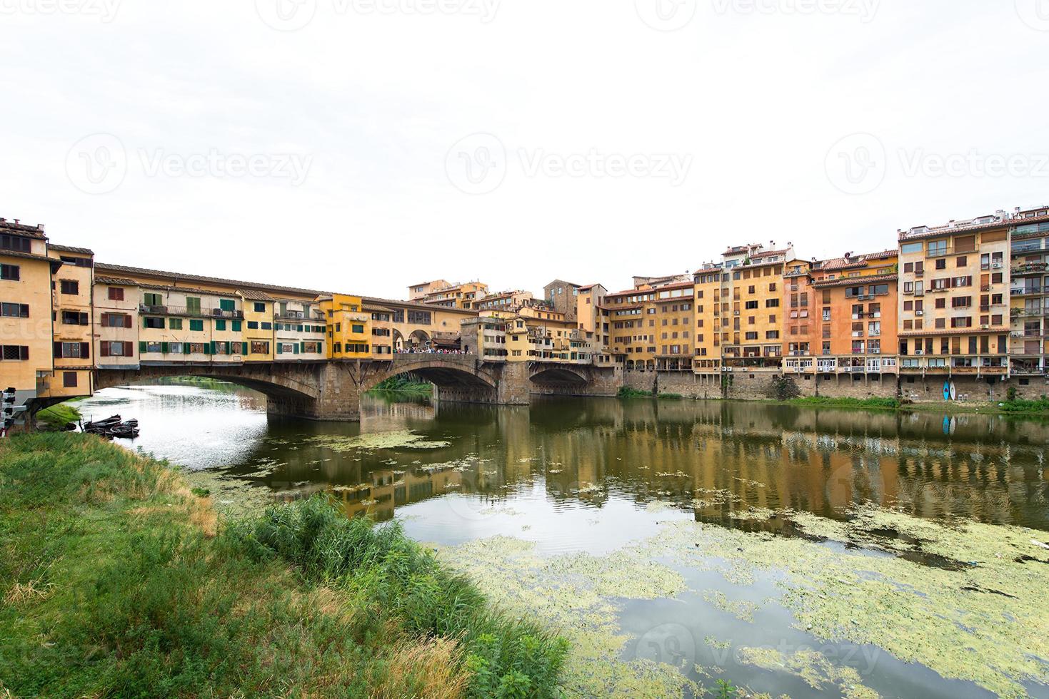 florença vista do rio arno com a velha ponte ponte vecchio foto