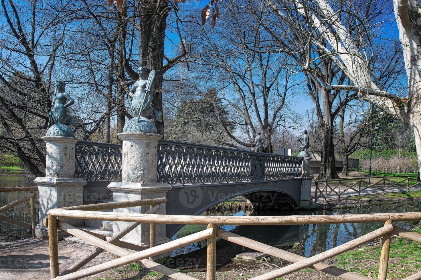 ponte da sirene. ponte da sereia no parque sempione em milano itália foto