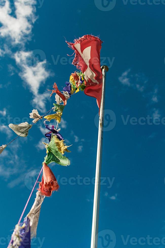 bandeiras tibetanas e suíças juntas - Imagem em Alta Resolução ... foto