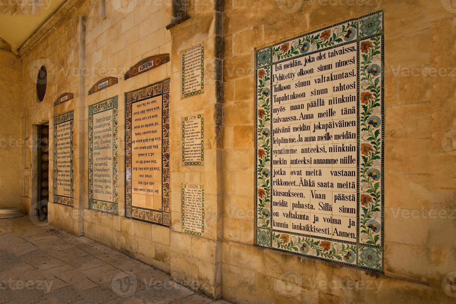 texto da oração do pater noster em diferentes idiomas na igreja do pater noster no monte das oliveiras. Israel foto