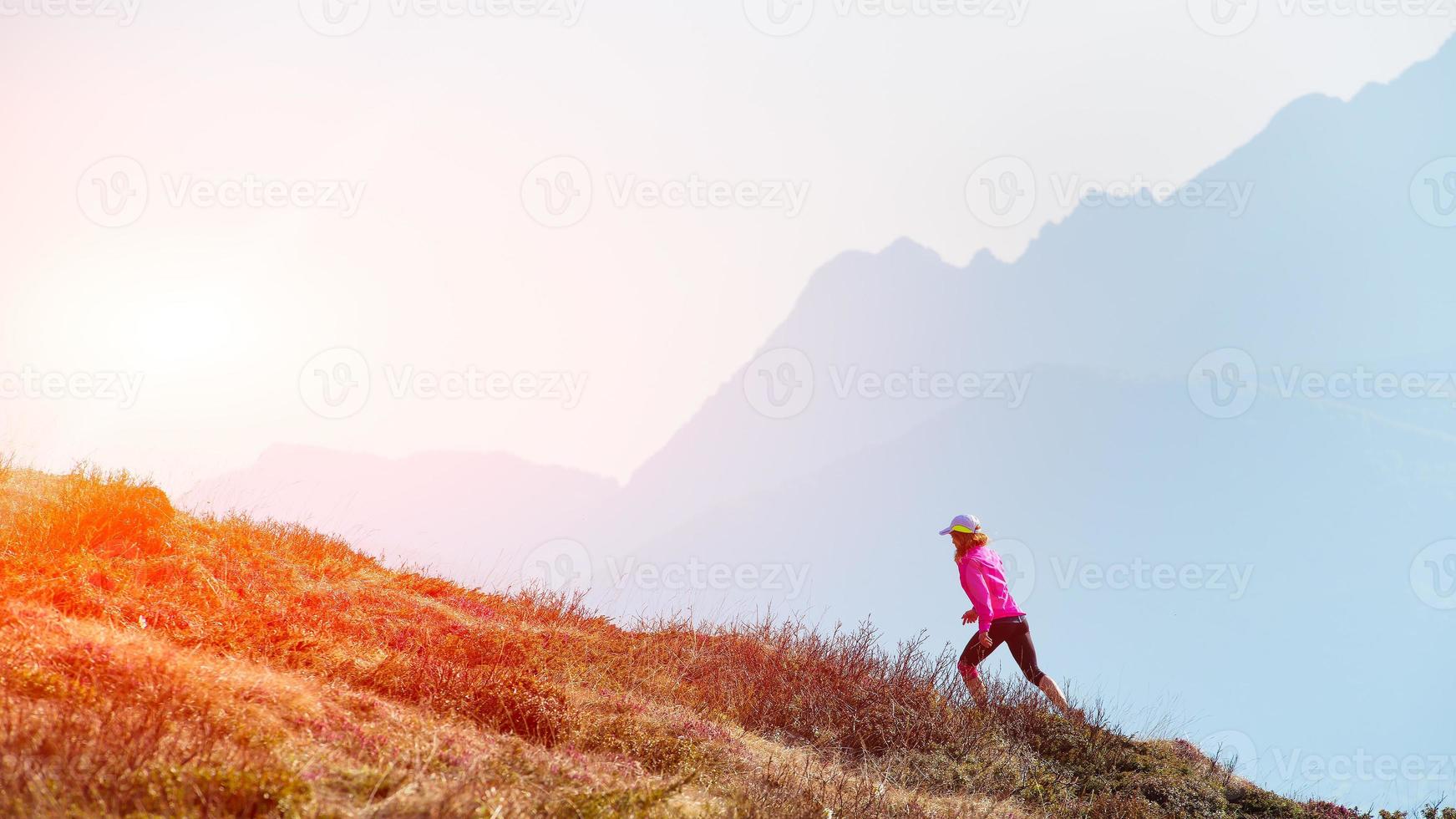 atleta feminina atrás nas montanhas treinando foto