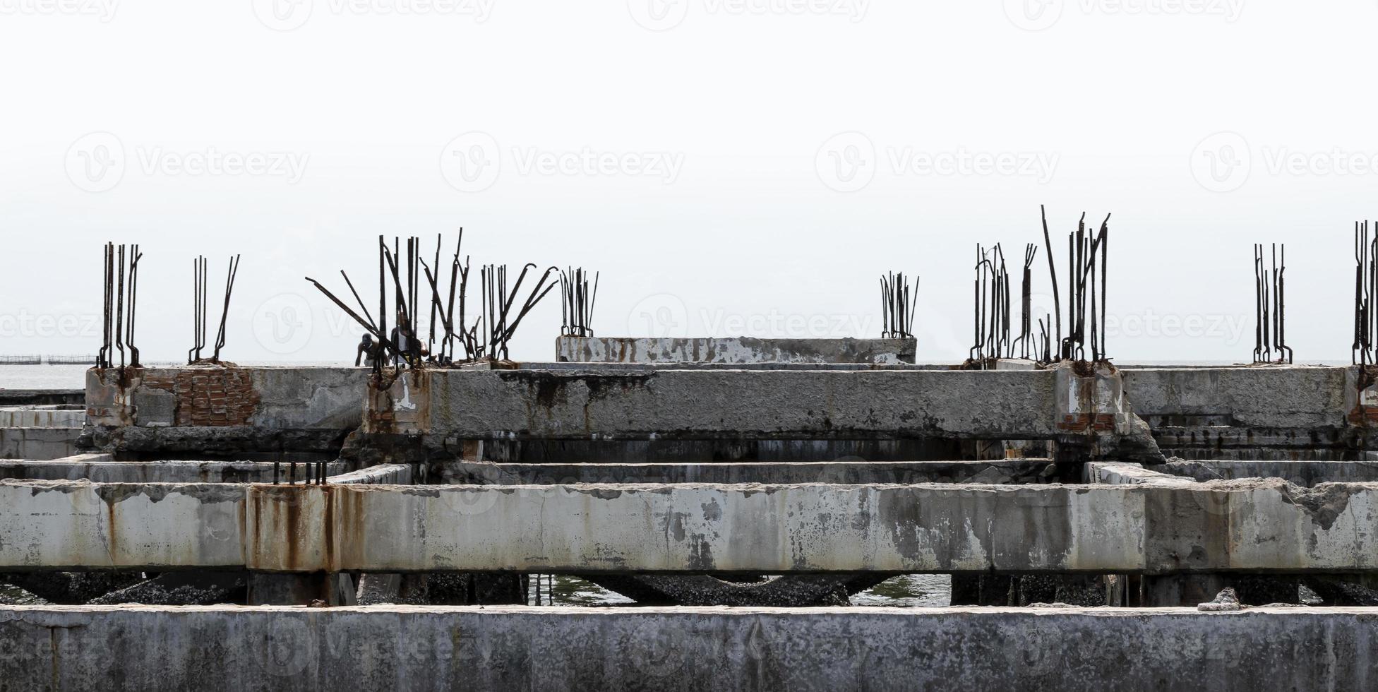 estrutura de concreto do projeto de casa abandonada inacabada foto