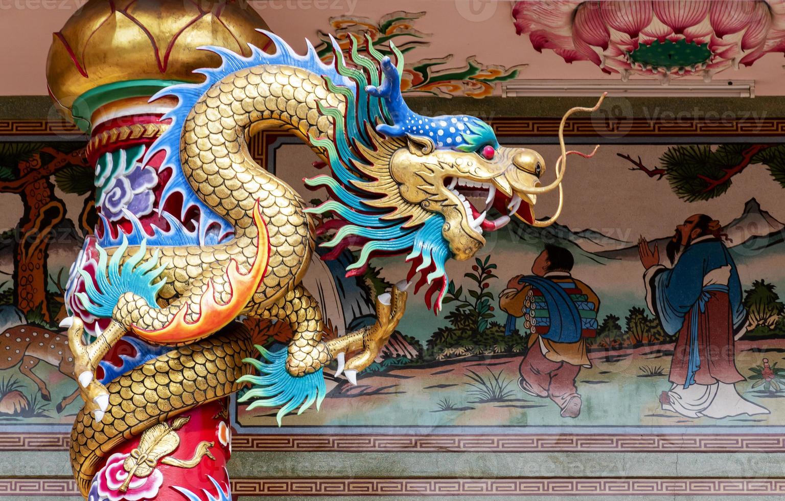 pilar com dragão no templo chinês foto