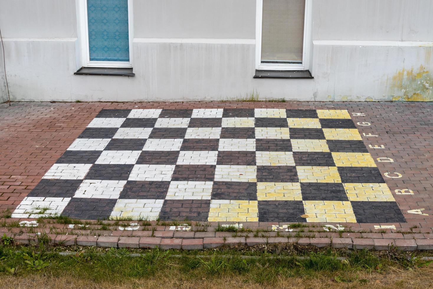 um campo de xadrez na estrada para jogar xadrez. 18902162 Foto de