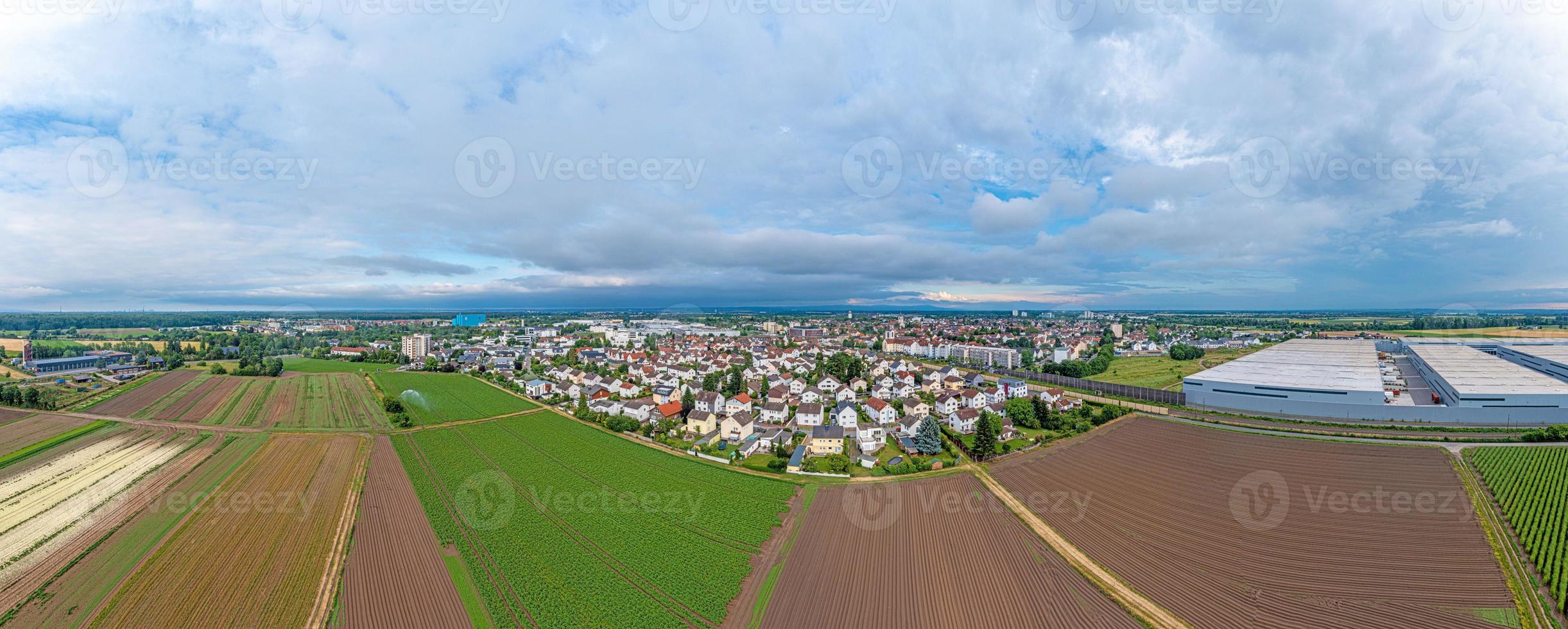 panorama de drones da cidade de distrito alemão gross-gerau no sul de hesse à noite contra o céu nublado foto