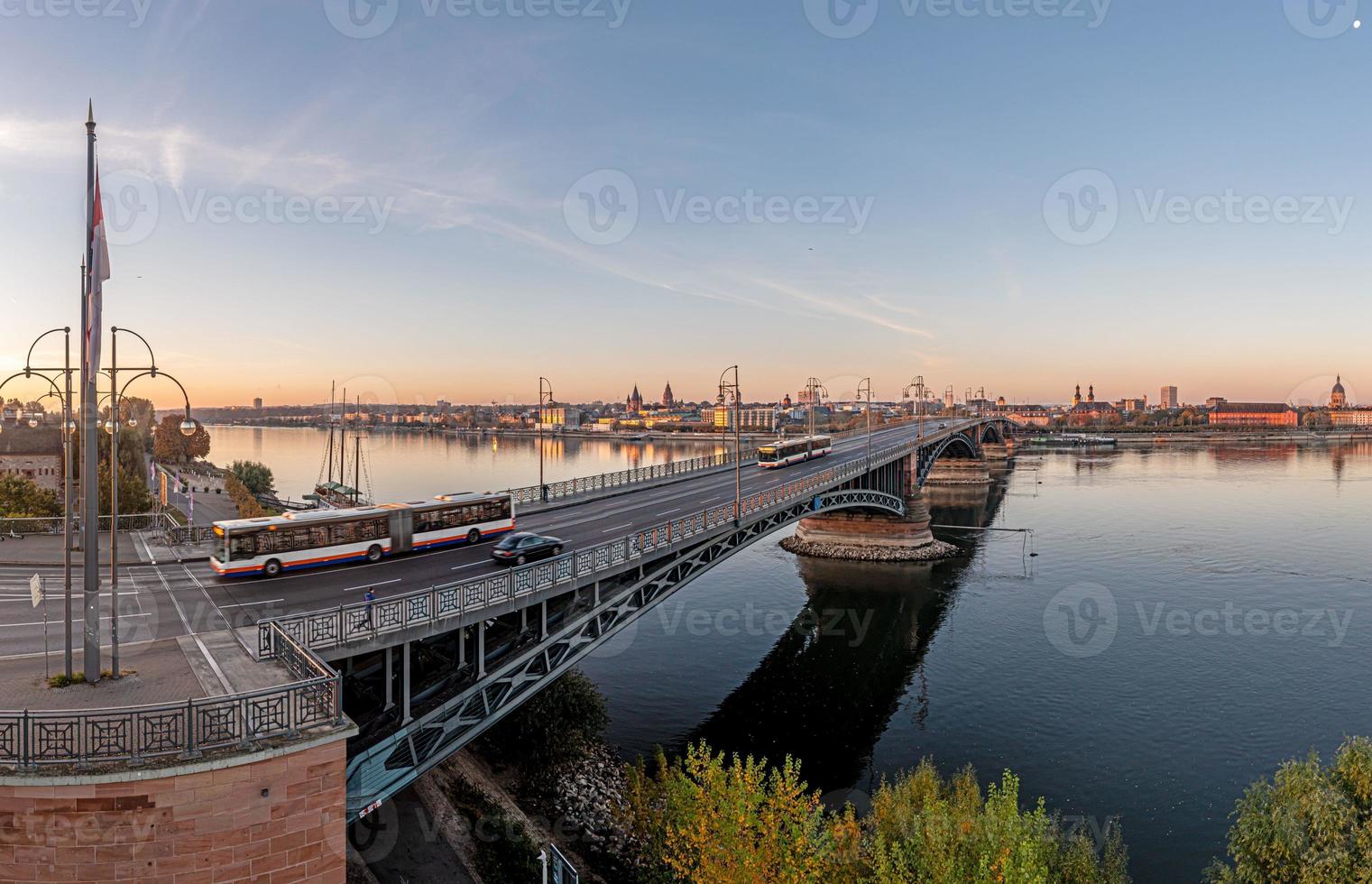 panorama de drones no Reno sobre a ponte Theodor-Heuss na margem do Reno de Mainz ao nascer do sol foto