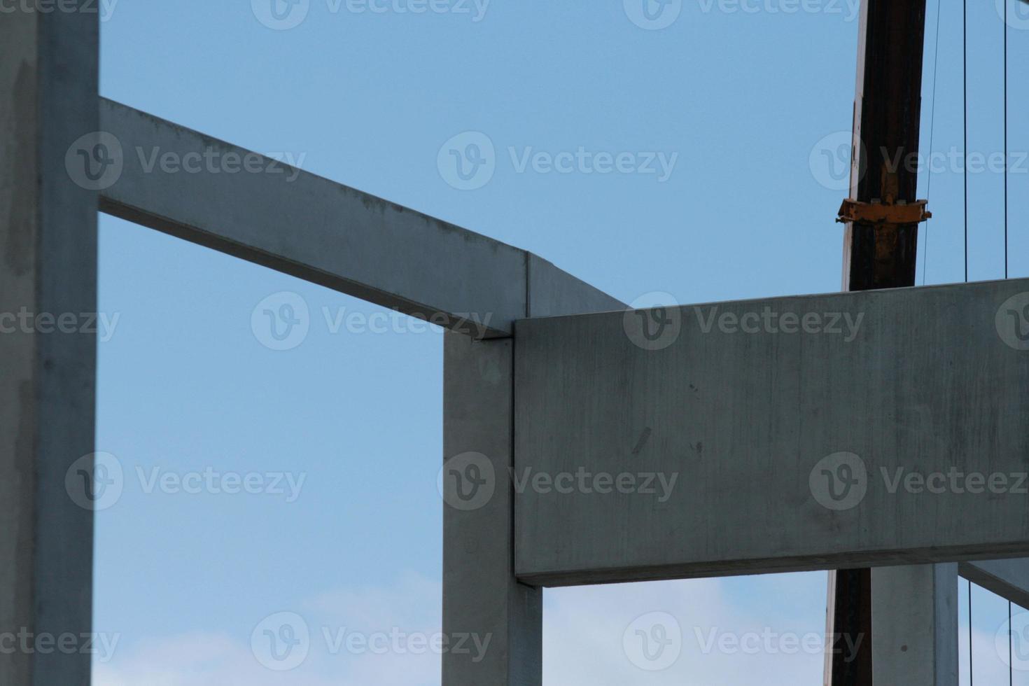 elementos de concreto pré-moldado no canteiro de obras durante a instalação foto