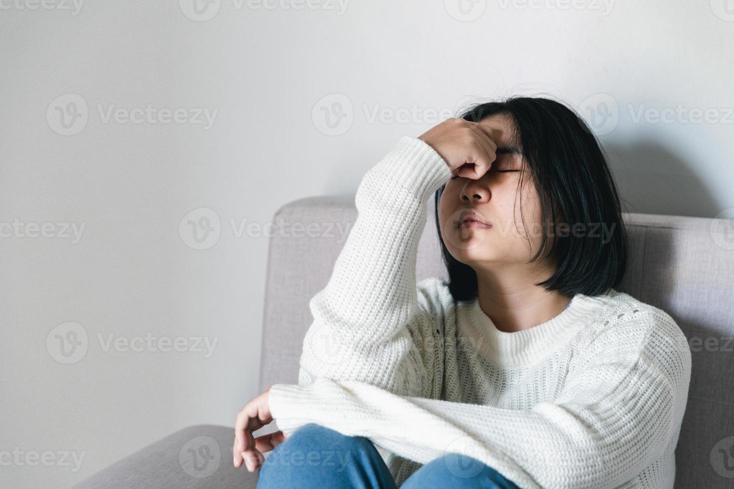 conceito de triste depressão adolescente. adolescente chateado sentado na janela dentro de casa. ansiedade jovem desespero e estresse. mulheres solitárias e infelizes são vítimas sociais. juventude de solidão em casa. foto