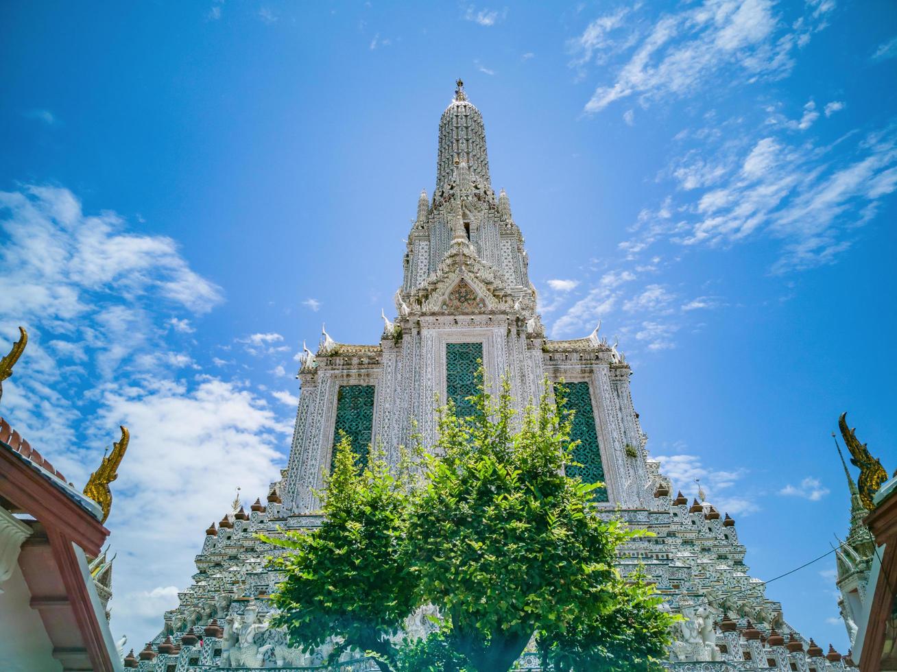 wat arun, conhecido localmente como wat chaeng, é um templo histórico na margem oeste de thonburi do rio chao phraya bangkok tailândia foto