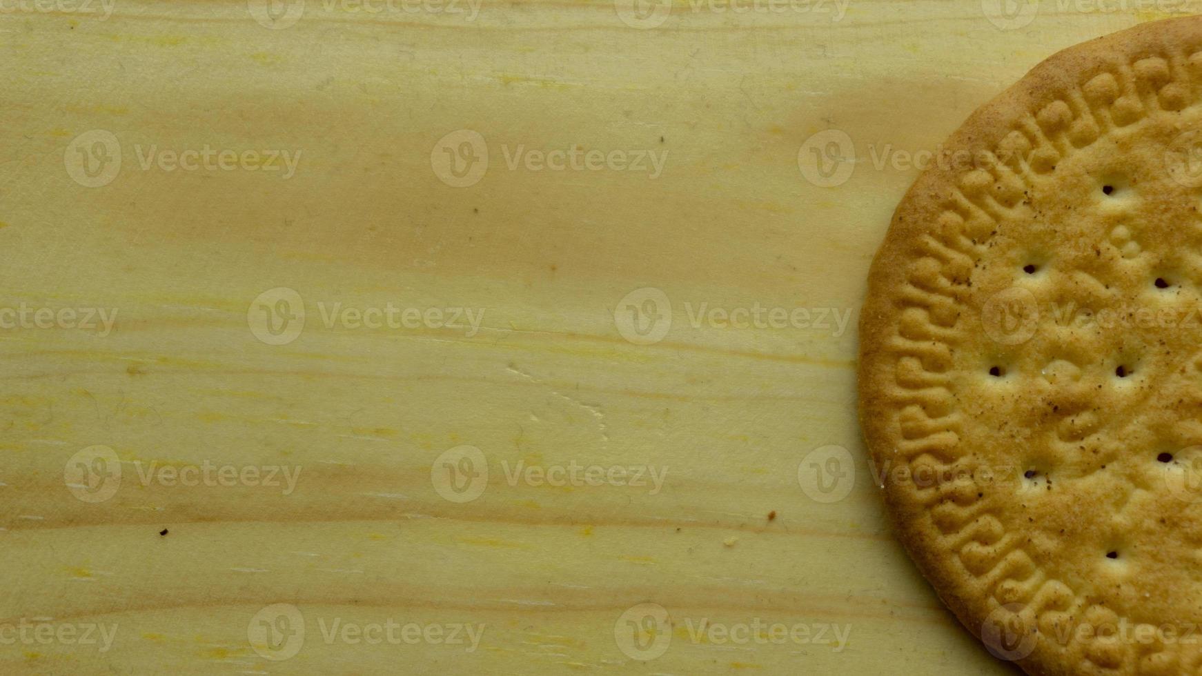biscoitos de manteiga na tábua de madeira foto