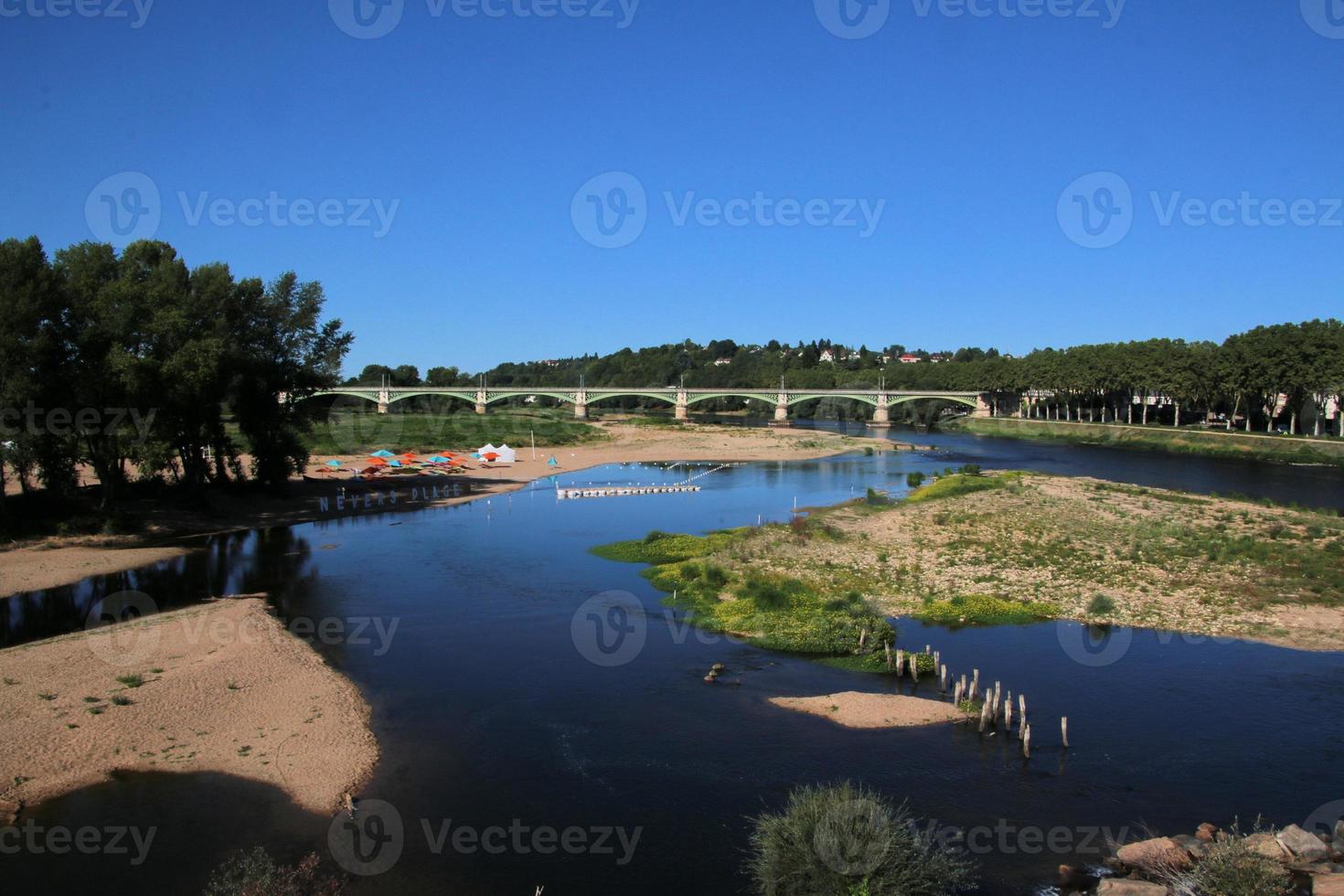 uma visão de nevers no centro da frança foto