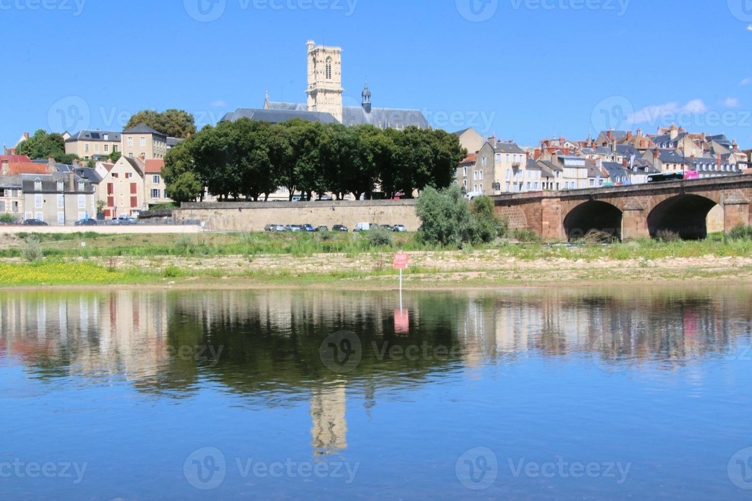 uma visão de nevers no centro da frança foto