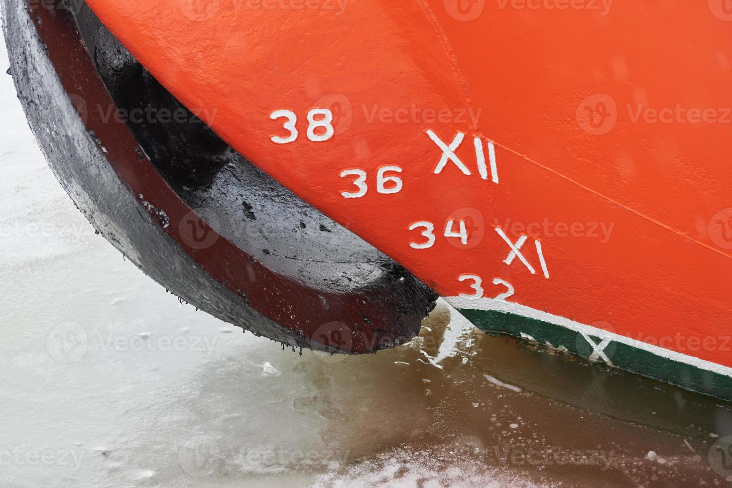 calado de navio antigo no casco, numeração em escala, linha d'água foto
