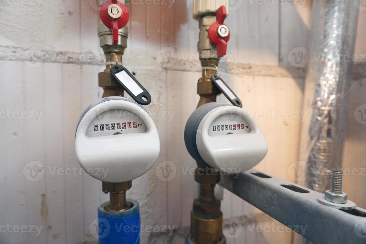 medidores de vazão de água quente e fria instalados em tubulações foto
