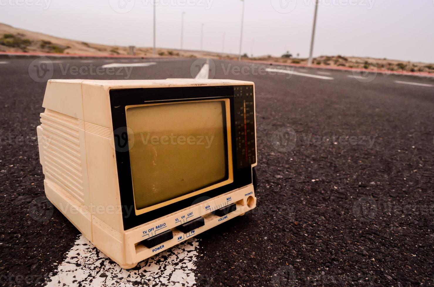 monitor de computador antigo na estrada foto