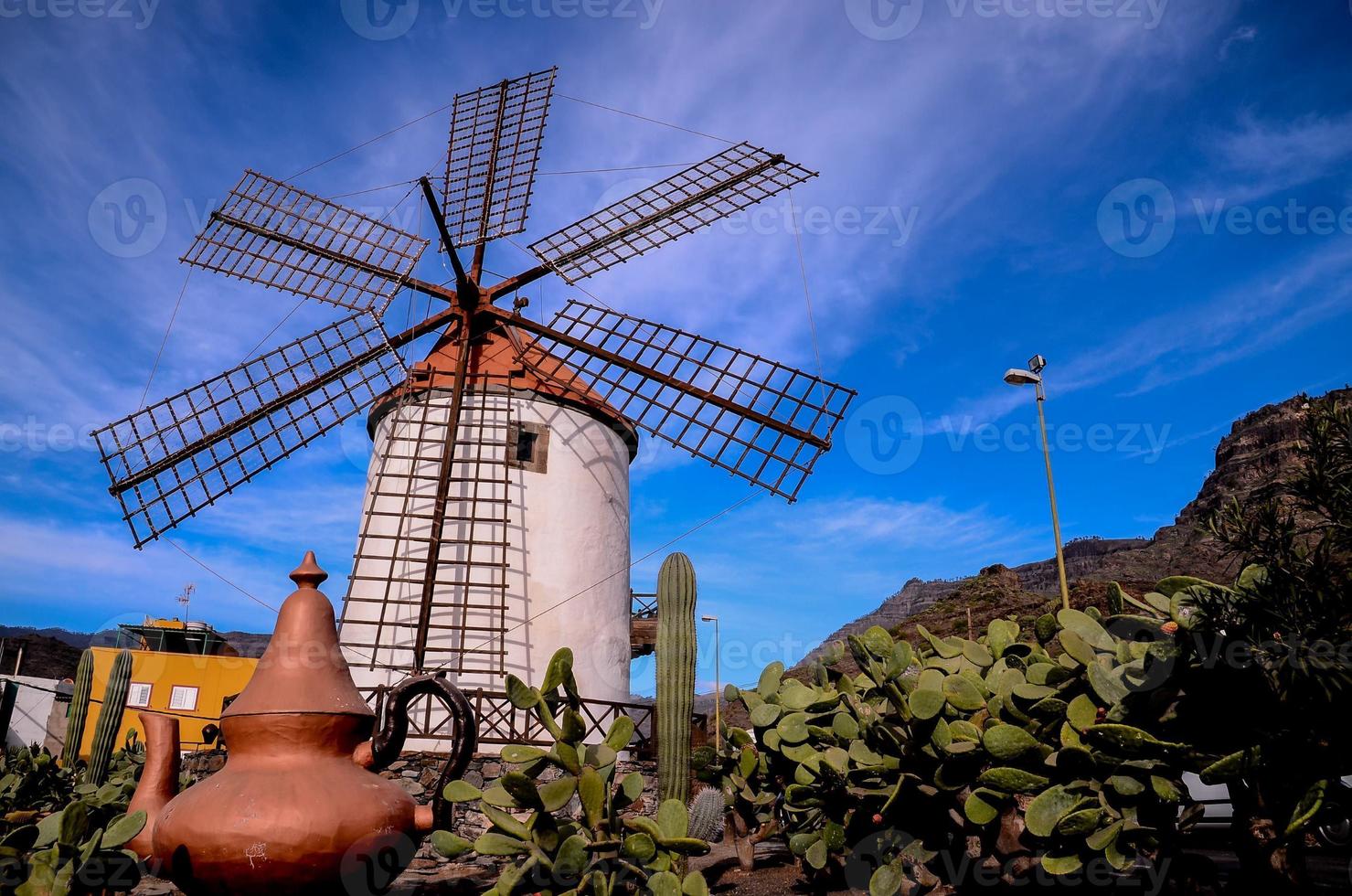moinho de vento tradicional sob céu azul claro foto