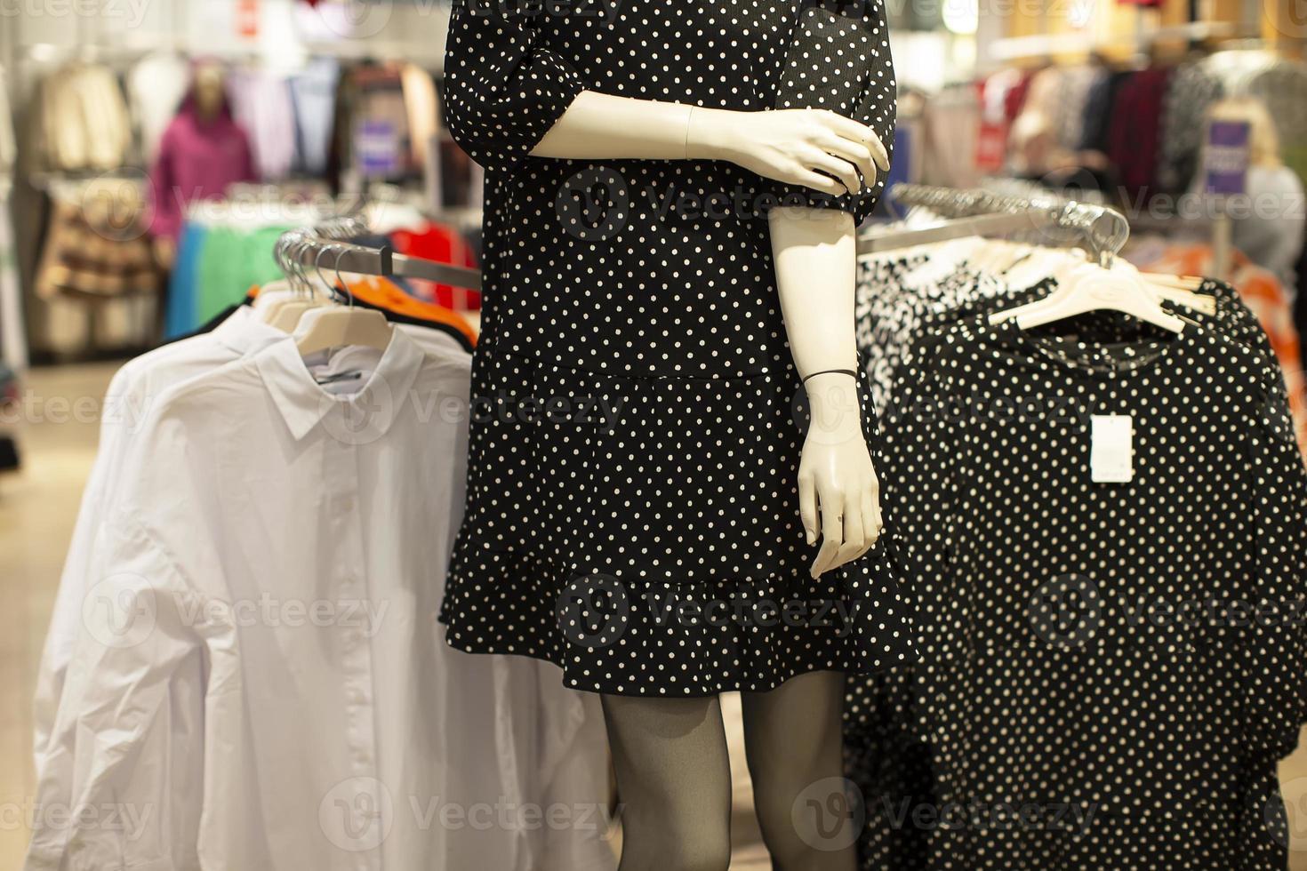 departamento de venda de roupas femininas. parte de um manequim em um vestido de bolinhas. foto