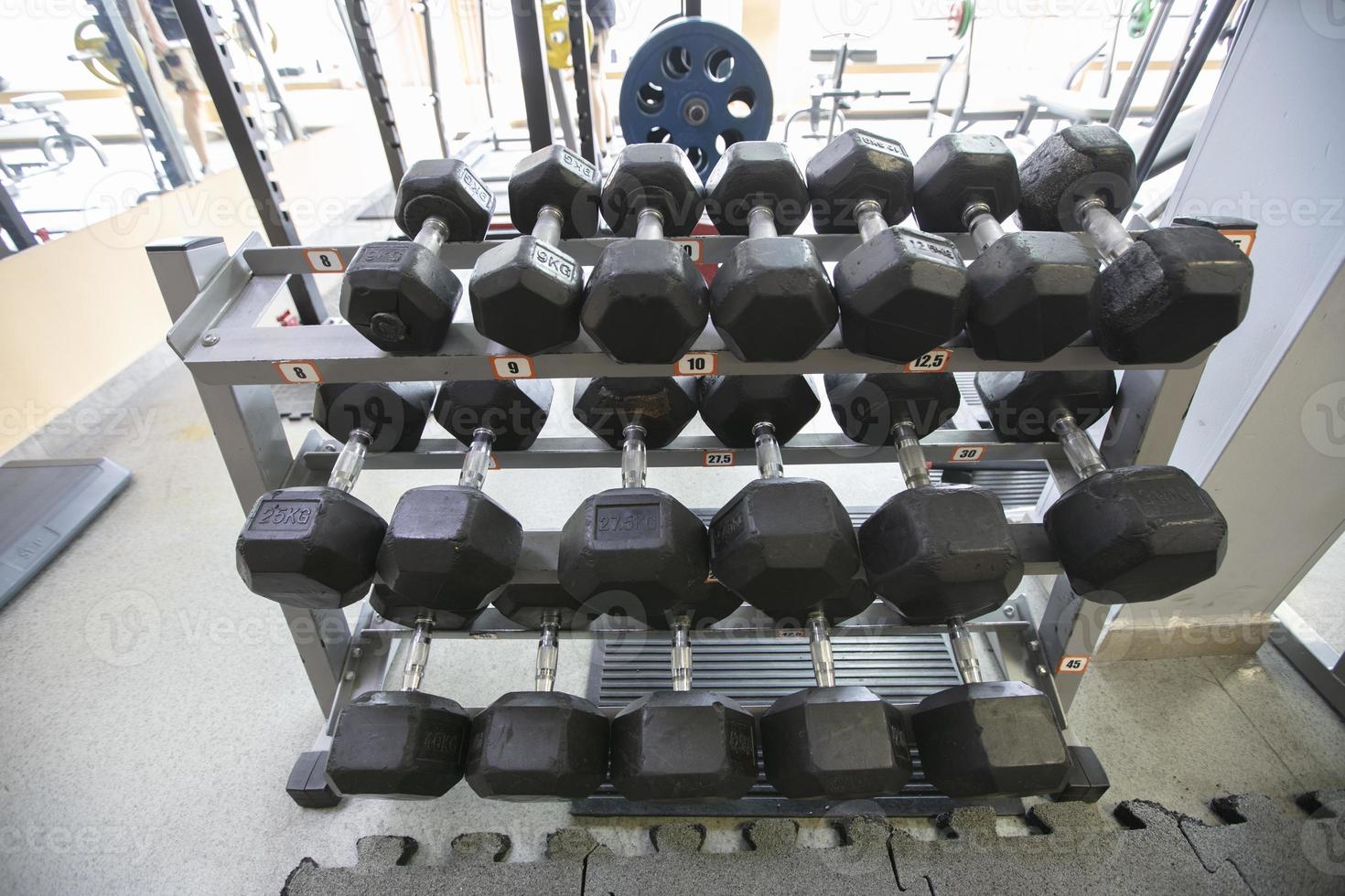halteres esportivos de metal para musculação na academia. foto