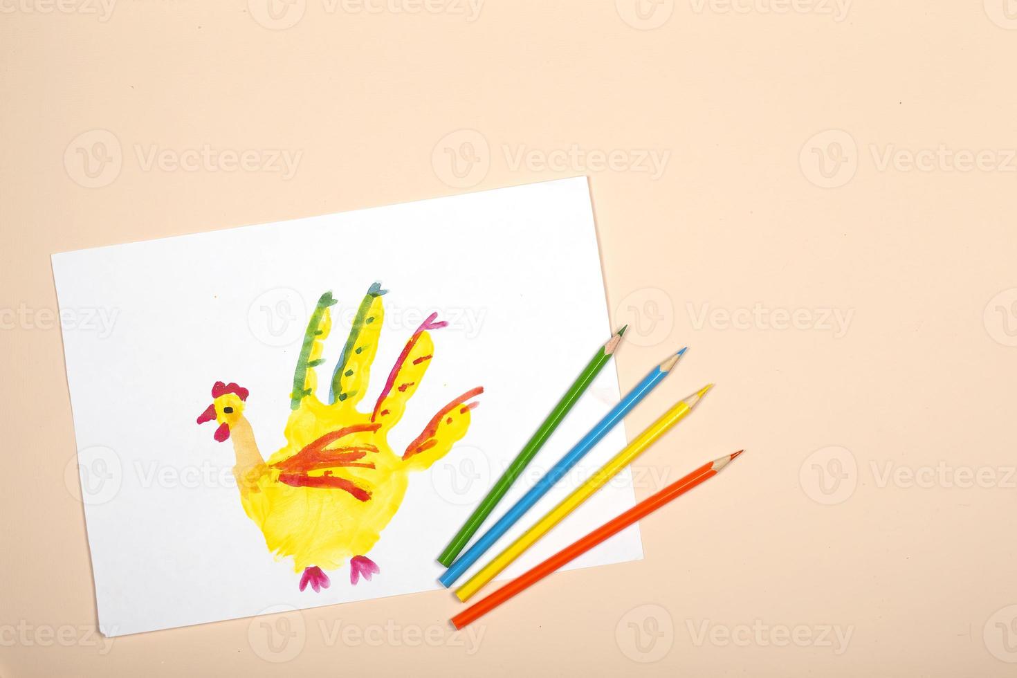 desenho infantil. aplicação da criatividade das crianças. jardim de infância e escola de artesanato. a criança desenhou uma galinha com os dedos. foto