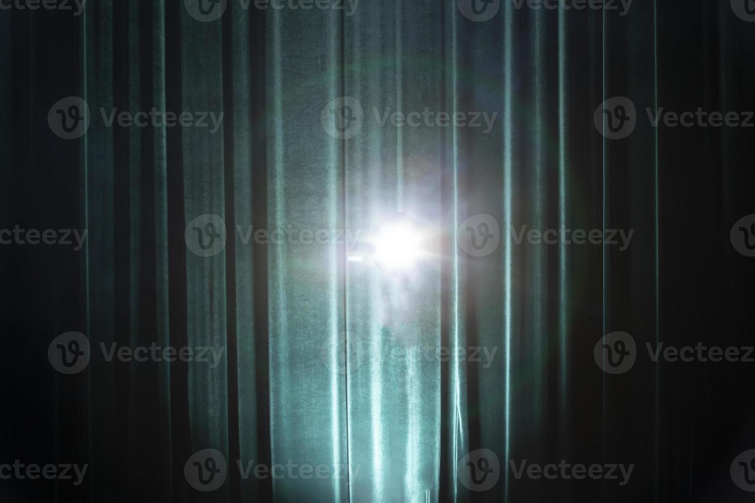 fundo de uma cortina de teatro verde escuro com um feixe de uma fonte de luz. fundo do palco. foto