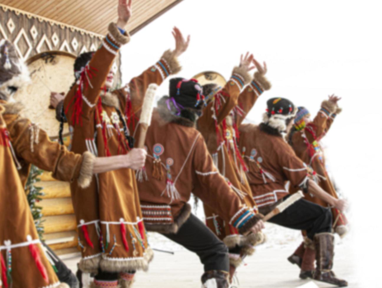 kamchatka, rússia - 16 de julho de 2022- performance de conjunto folclórico de imagem borrada em trajes indígenas de kamchatka. foto