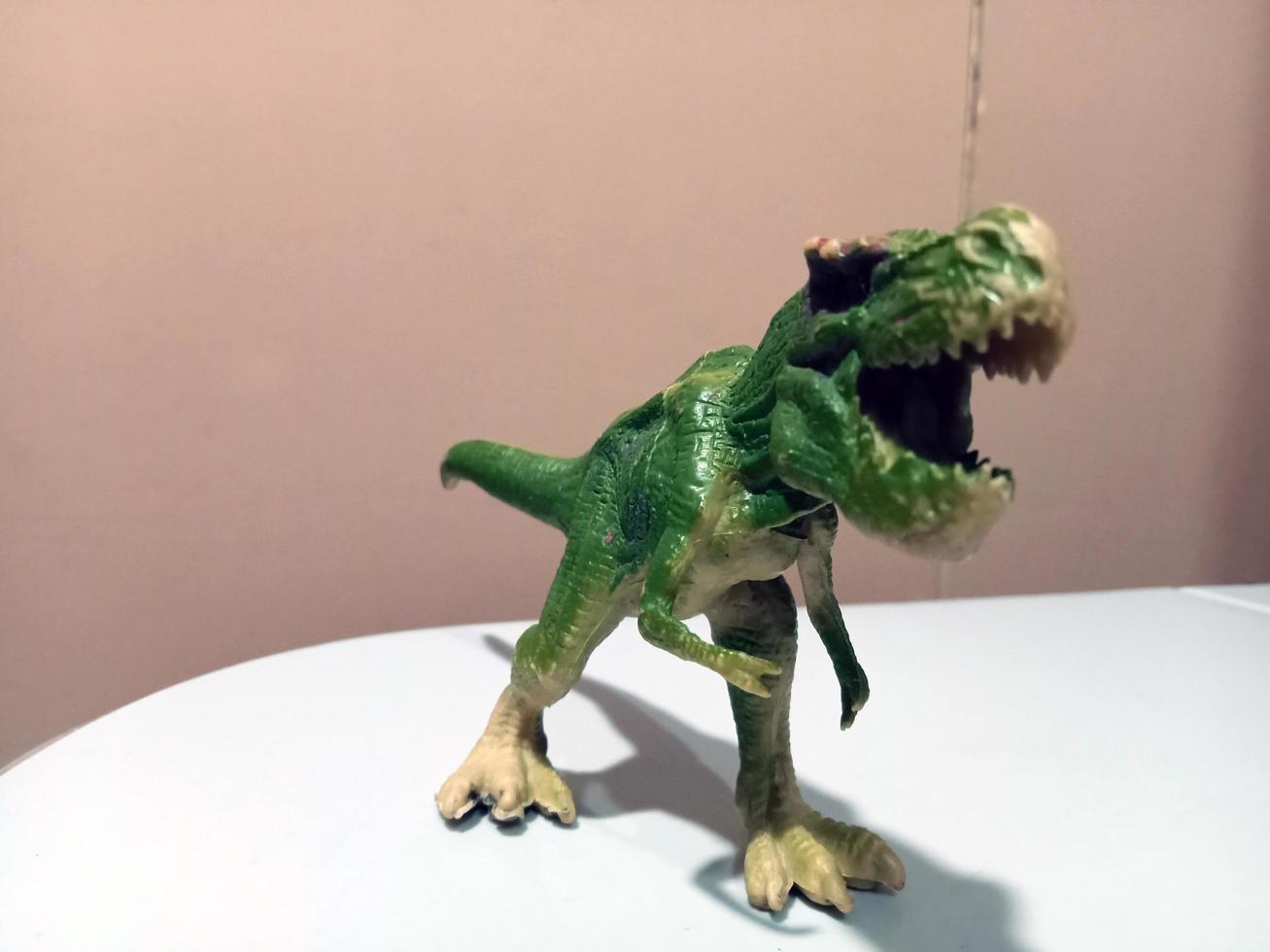 imagem de foto de animal de brinquedo assustador raptor