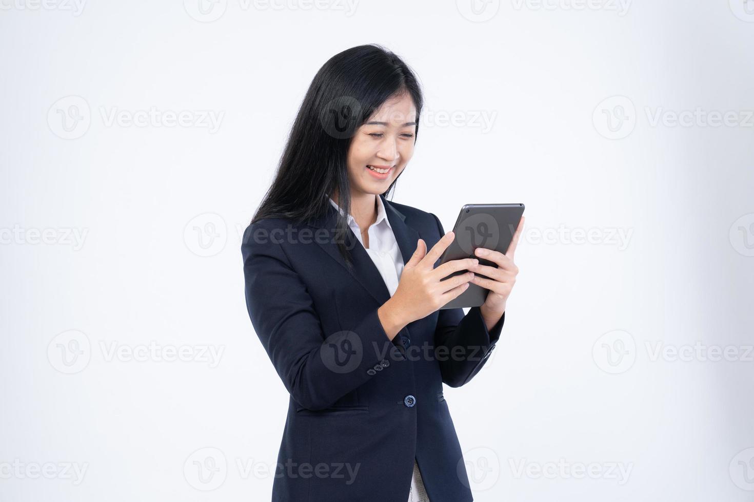 retrato de mulher corporativa lê notícias, trabalha em seu tablet digital a caminho do escritório, retrato de mulher de negócios, segurando um tablet na mão foto