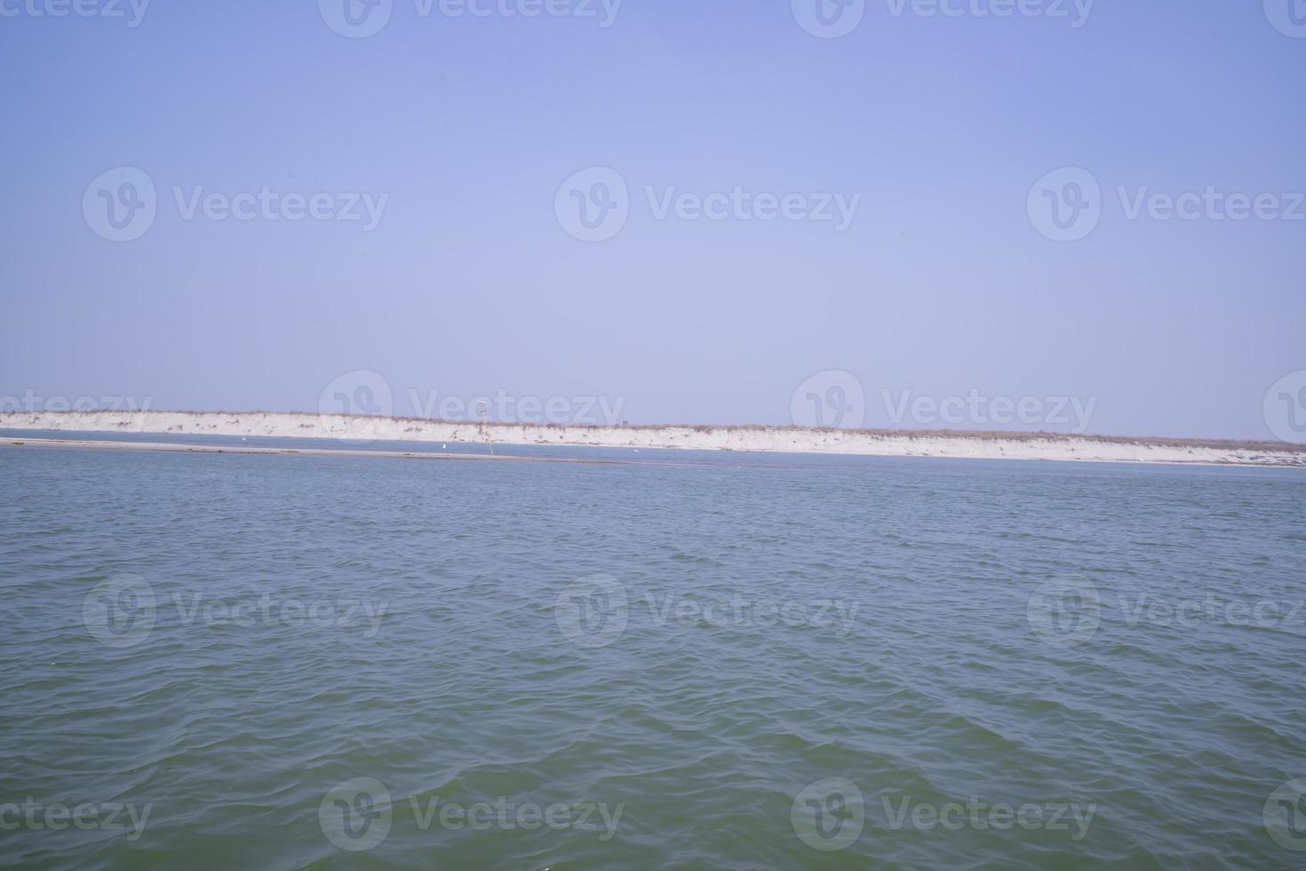 rio padma água azul e ilha de areia com céu azul bela vista da paisagem foto