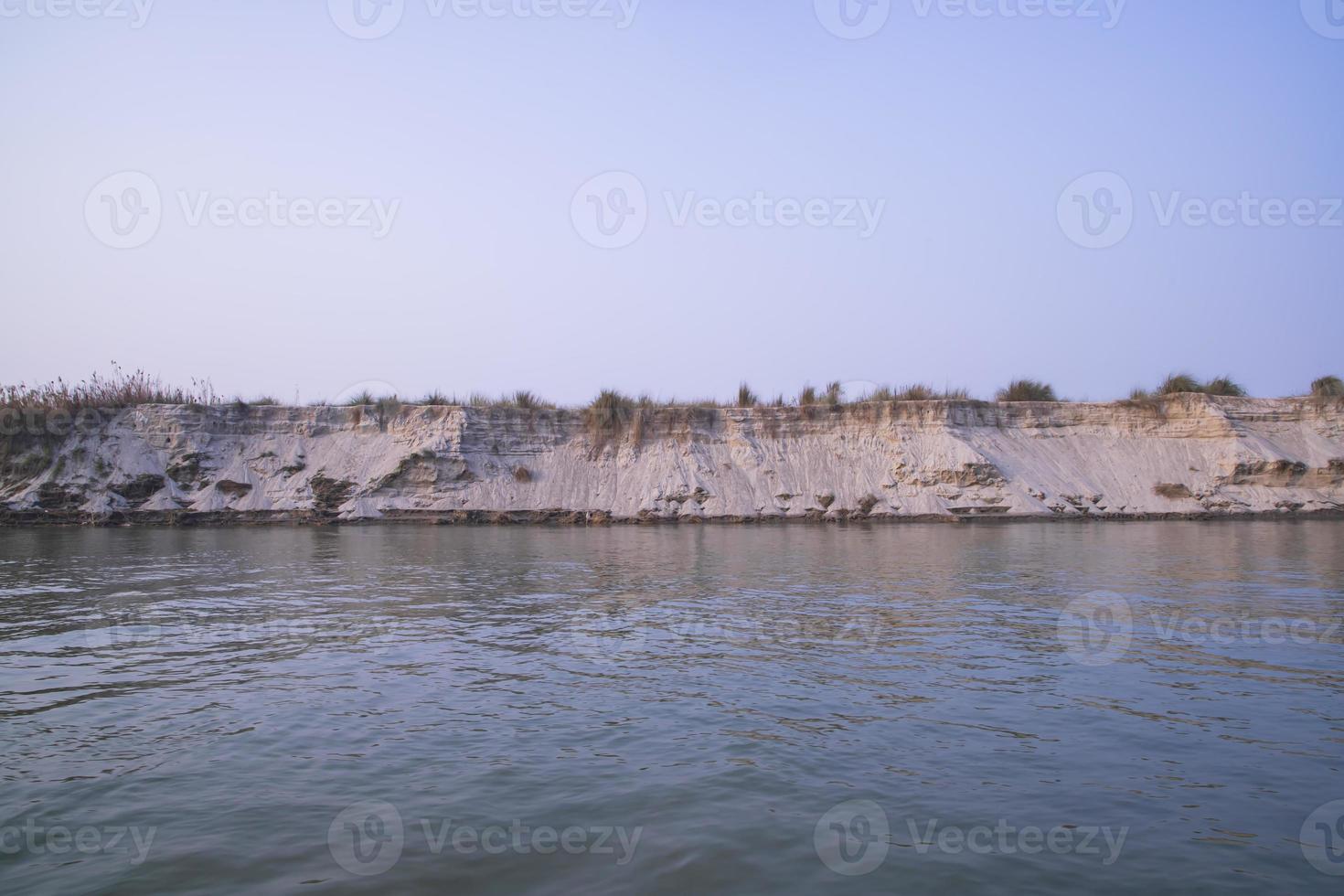 rio padma água azul e ilha de areia com céu azul bela vista da paisagem foto