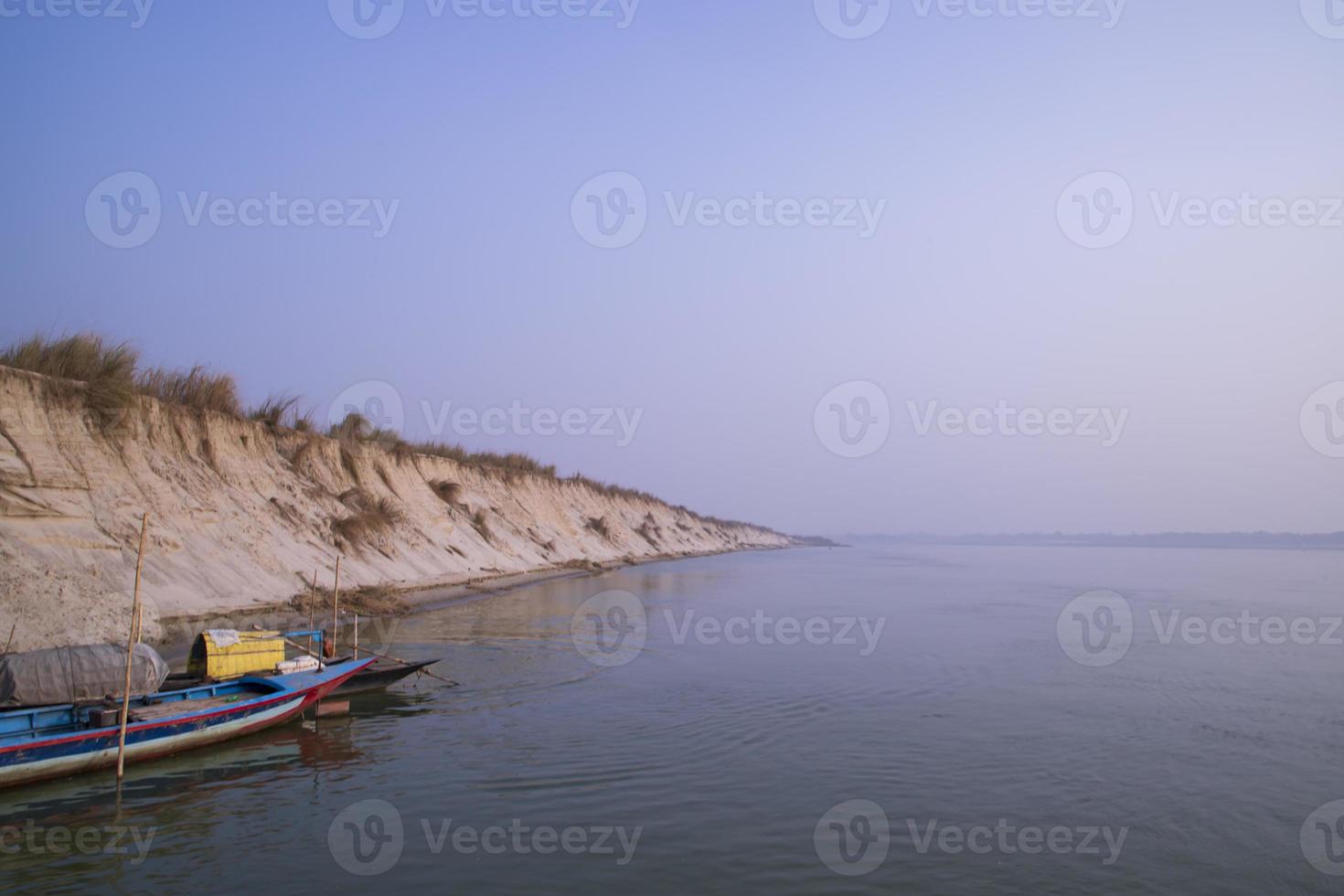 rio padma água azul e ilha de areia com céu azul bela vista da paisagem foto