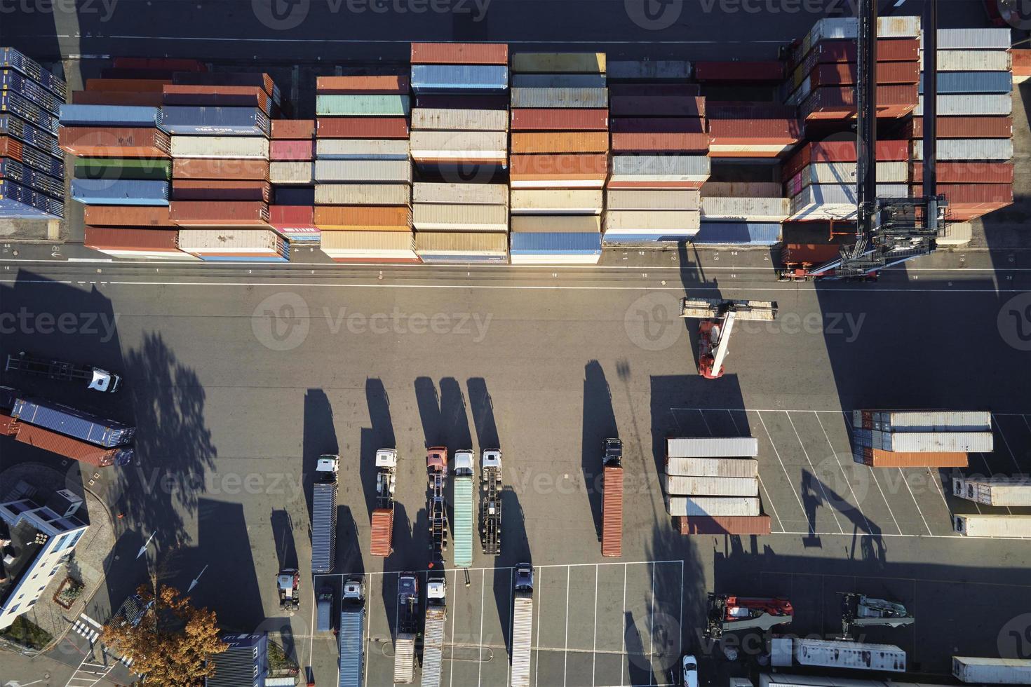 armazém de contêineres, vista aérea. conceito de transporte e logística foto