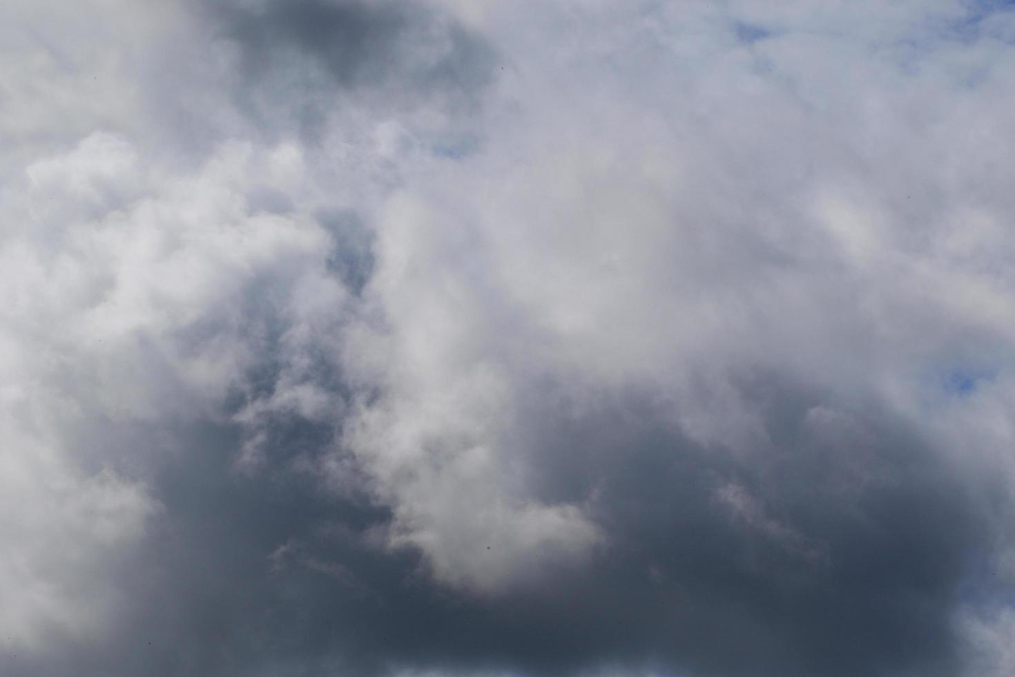 tempo tempestuoso e nuvens escuras foto