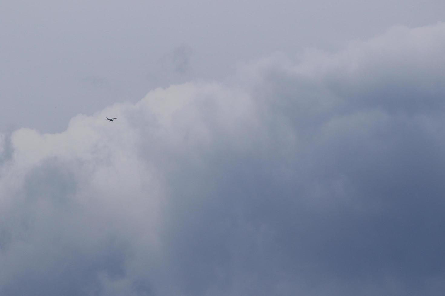 tempo tempestuoso e nuvens escuras foto