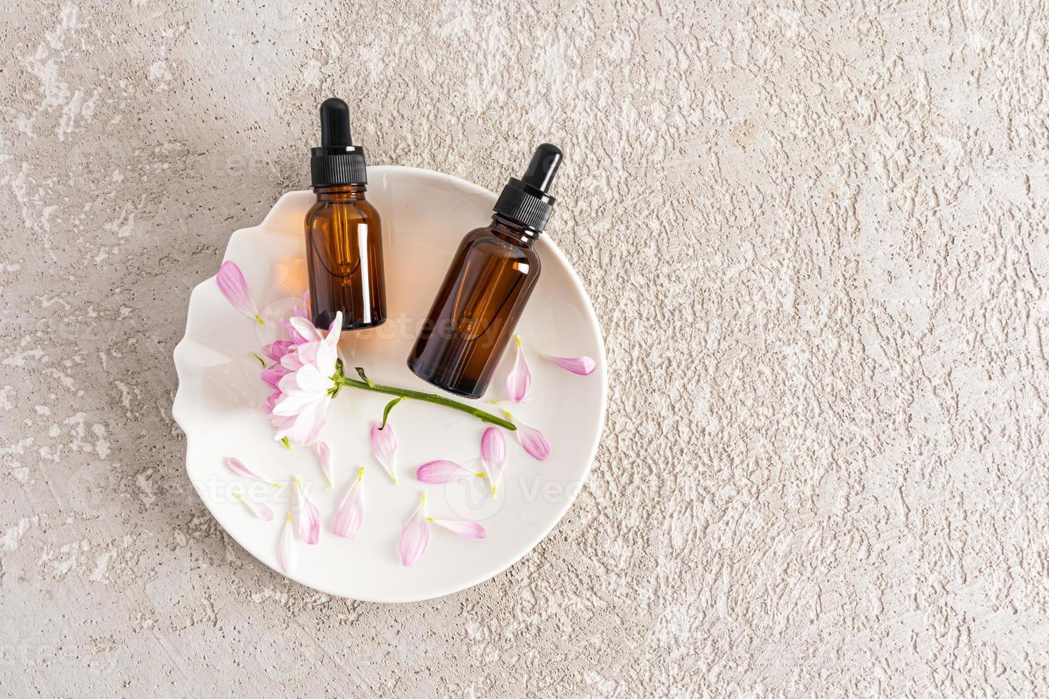 dois frascos de cosméticos com uma pipeta com um produto orgânico natural para o cuidado da pele facial antienvelhecimento. elevação. vista do topo. um espaço de cópia. foto