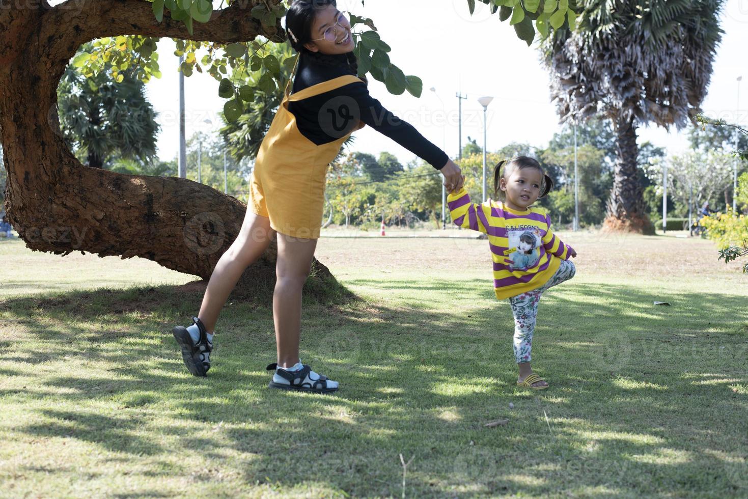 família asiática se divertindo no jardim mãe e filha se divertindo juntos. foto