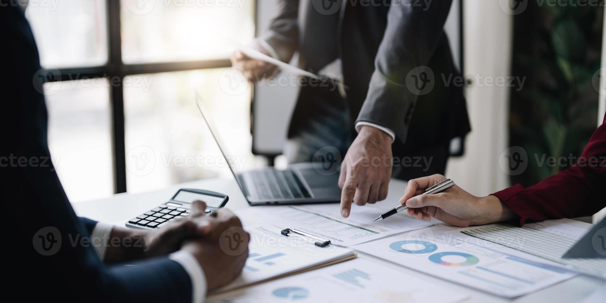 reunião de consultor de negócios asiáticos para analisar e discutir a situação do relatório financeiro na sala de reuniões consultor de investimentos, consultor financeiro, consultor financeiro e conceito de contabilidade foto