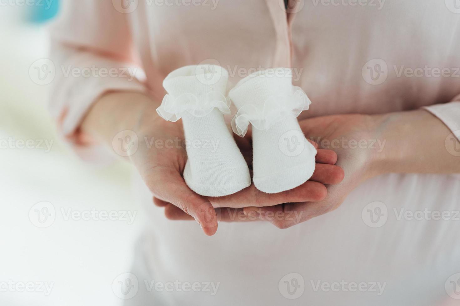 roupas de bebê para uma menina recém-nascida foto