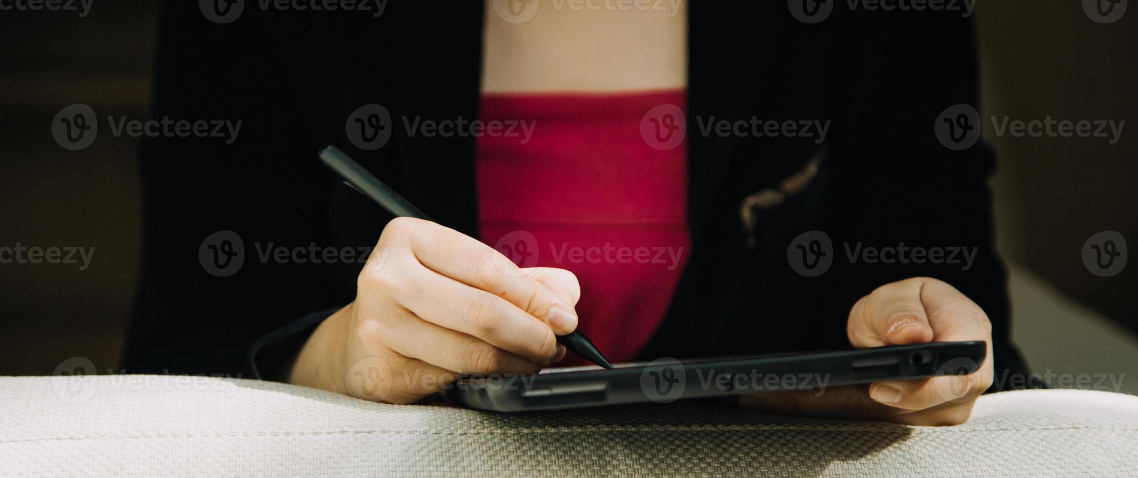 empresário maduro usando um tablet digital para discutir informações com um colega mais jovem em um salão de negócios moderno foto