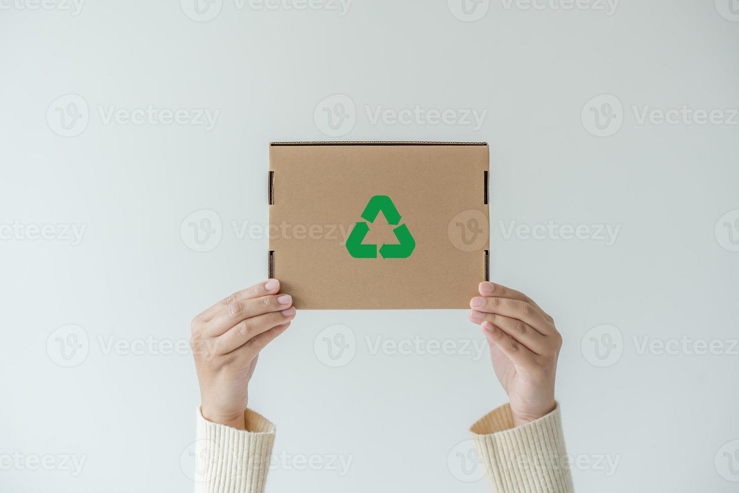 mulher carregando o conceito de caixa de papel de reutilização, reciclando o objeto para zerar o desperdício. conceito de sustentabilidade usando caixa de papelão de papel reciclado para salvar o aquecimento global. foto