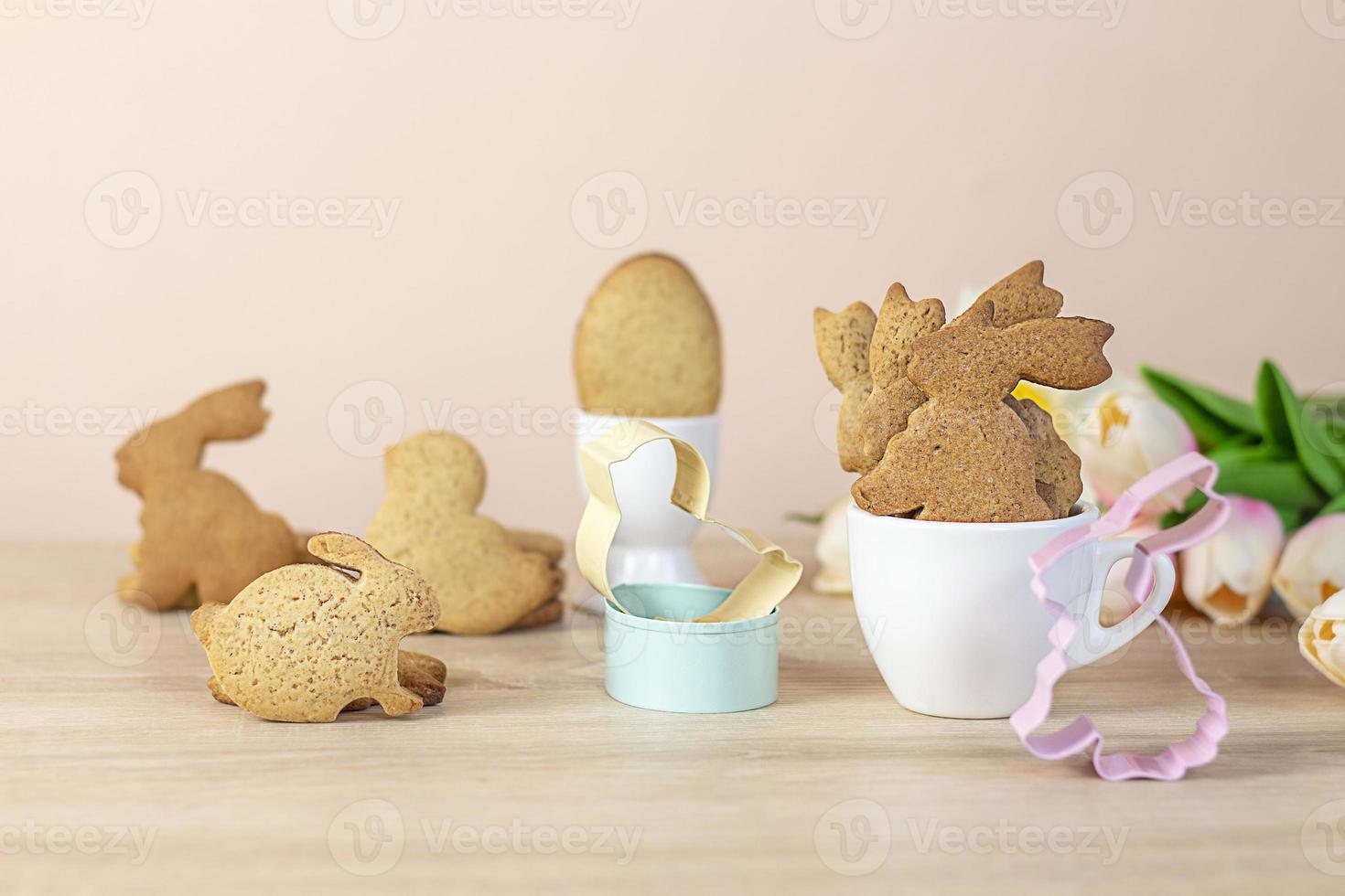 fundo de páscoa. coelhinhos da páscoa, biscoitos. páscoa. cartão de feliz páscoa. copie o espaço foto