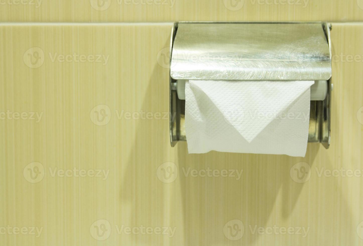 lenço de papel ou papel higiênico na parede foto