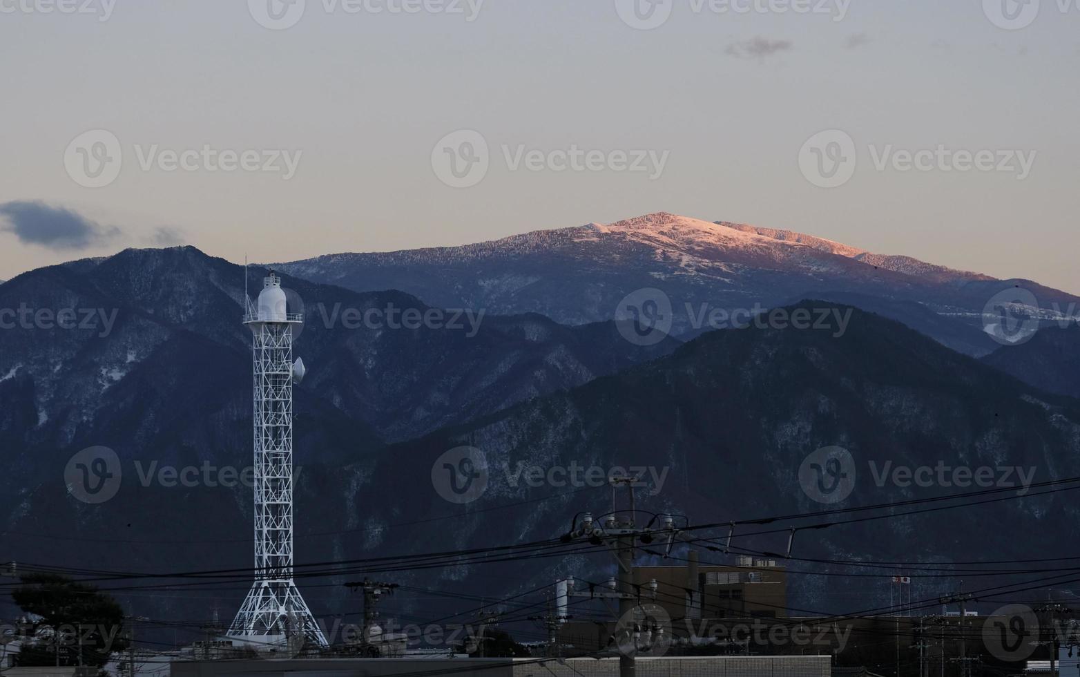 última luz do sol nas montanhas perto de nagano, japão, durante o pôr do sol foto