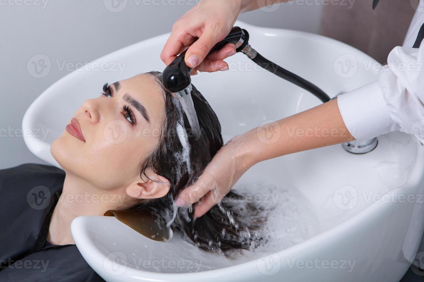 mulher jovem e bonita usando secador de cabelo no salão de cabeleireiro.  close-up do cabelo da mulher no salão de beleza, conceito de penteado  19576795 Foto de stock no Vecteezy