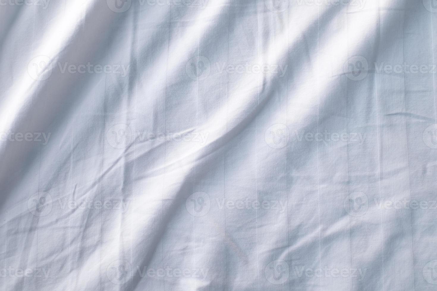 textura de gradiente de roupa de cama branca estilo de curva turva de tecido de luxo abstrato, roupa de cama enrugada e sombras cinza escuras, plano de fundo foto